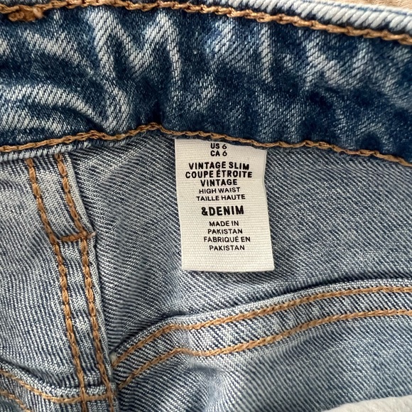 H&M | High Rise Light Wash Distressed Straight Leg Slim Jeans - Picture 7 of 8